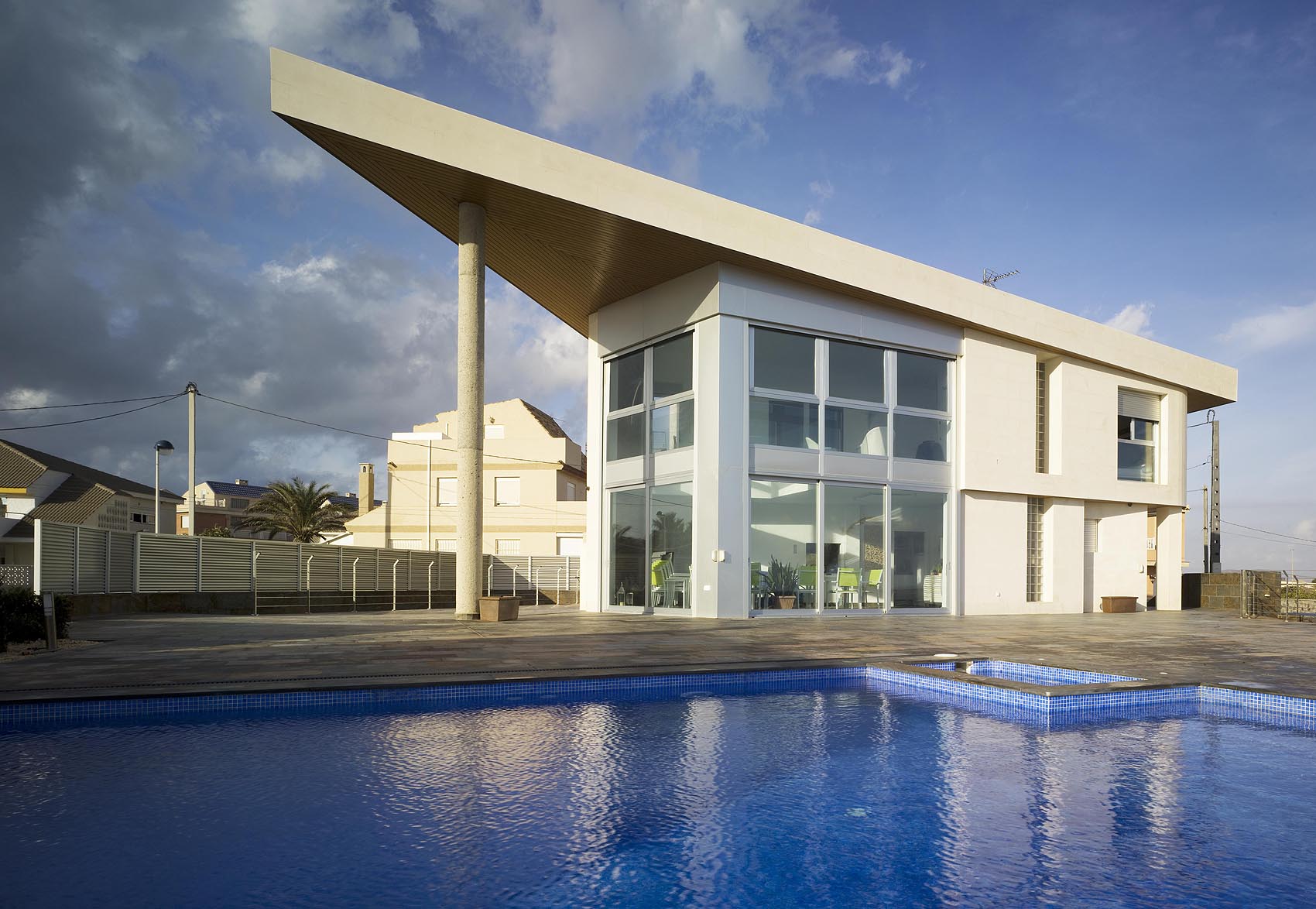 Marcaser - Diseño arquitectónico de chalet con piscina