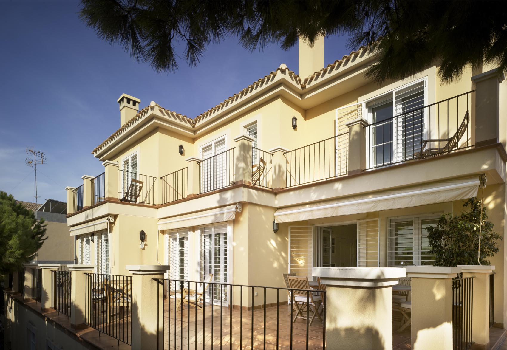 Marcaser - Ventanales de chalet familiar de Caladelpino