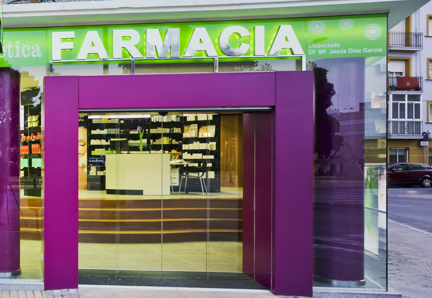 Marcaser - Fachada farmacia en vidrio