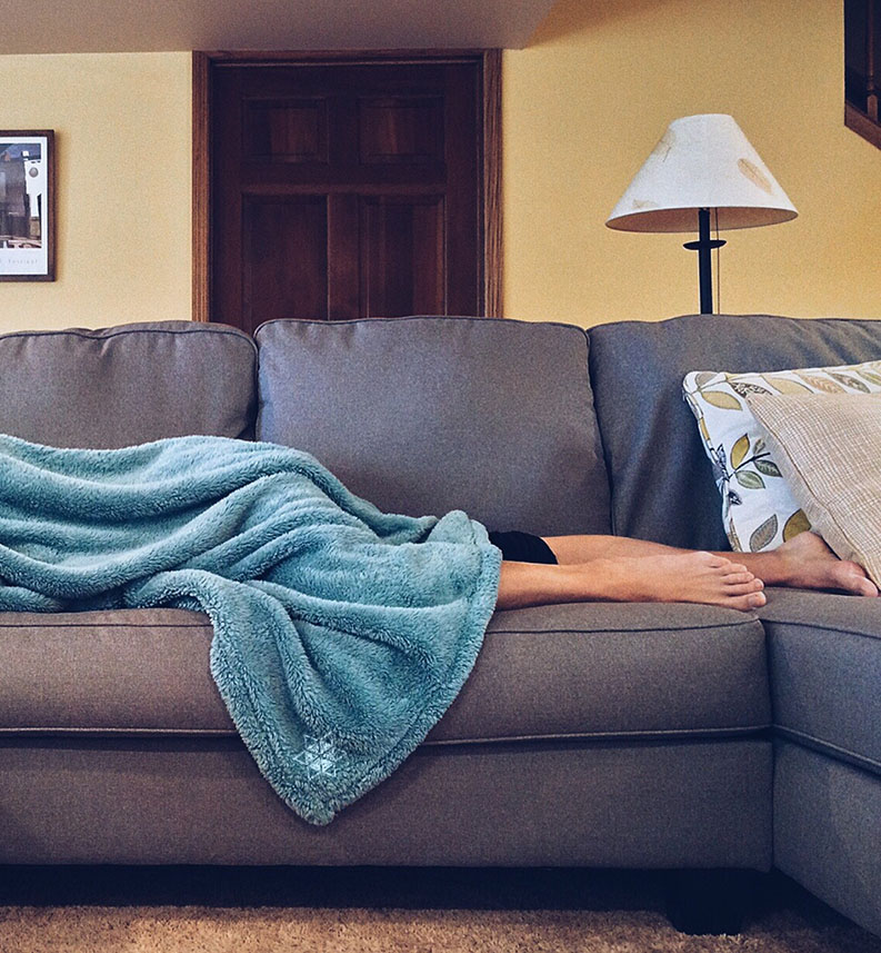 Marcaser - persona descansando en mueble de sala